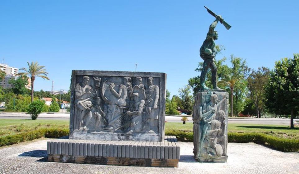 Monumento ao 18 de janeiro de 1934, da autoria de Joaquim Correia, Marinha Grande, 1984